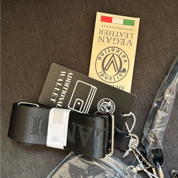 Valentina Black Shoulder Bag with Chunky Chain Strap and Curved Shape - Picture 3 of 13